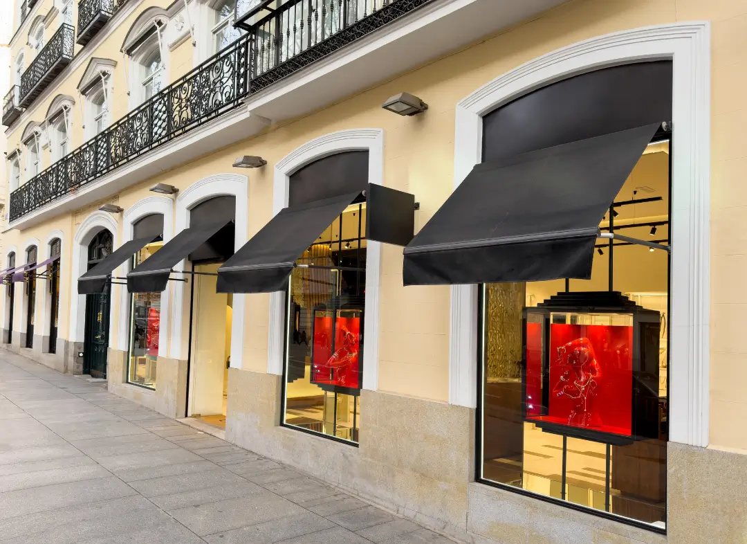 Façade vitrine de magasin en aluminium sur mesure à Puiseaux